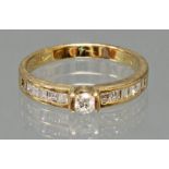 Ring, GG 750, 1 Brillant ca. 0.10 ct., 12 Diamanten im Square-Schliff, 3 g, RM 16.5