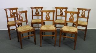 7 Stühle und ein Armlehnstuhl, Biedermeier um 1825, Italien, Nussbaum, Rückenlehne mit geschnitztem