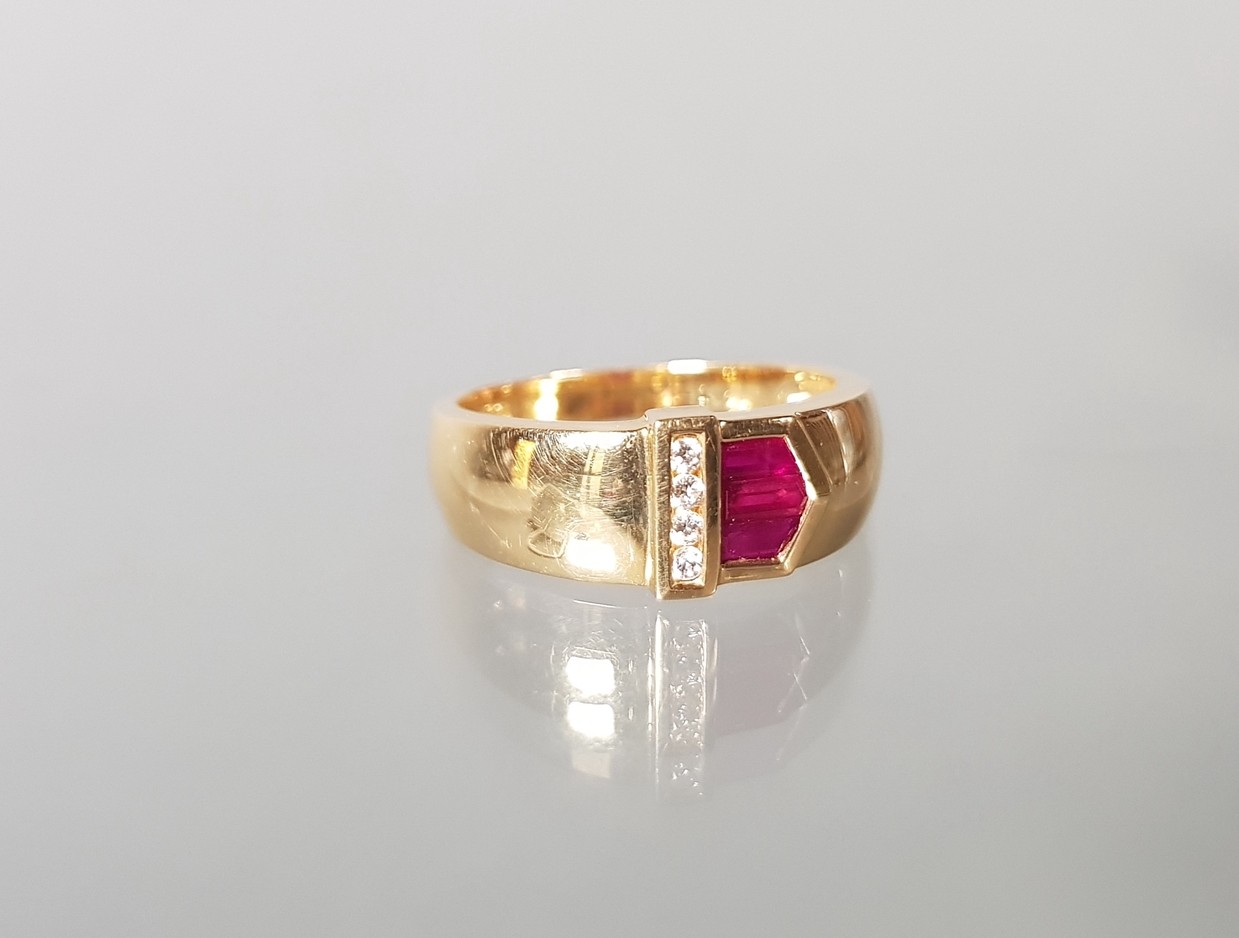 Ring, GG 750, 3 Rubine im Baguetteschliff, 4 Besatz-Diamanten, 5 g, RM 17