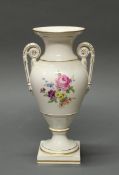 Vase, Meissen, Schwertermarke, 2. Wahl, Amphorenform, bunte Blumen, Goldzier, 30 cm hoch, kleiner B