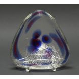 Schale, Murano, 1970er Jahre, farbloses Glas, mit blauen, roten und silbernen Einschmelzungen, drei