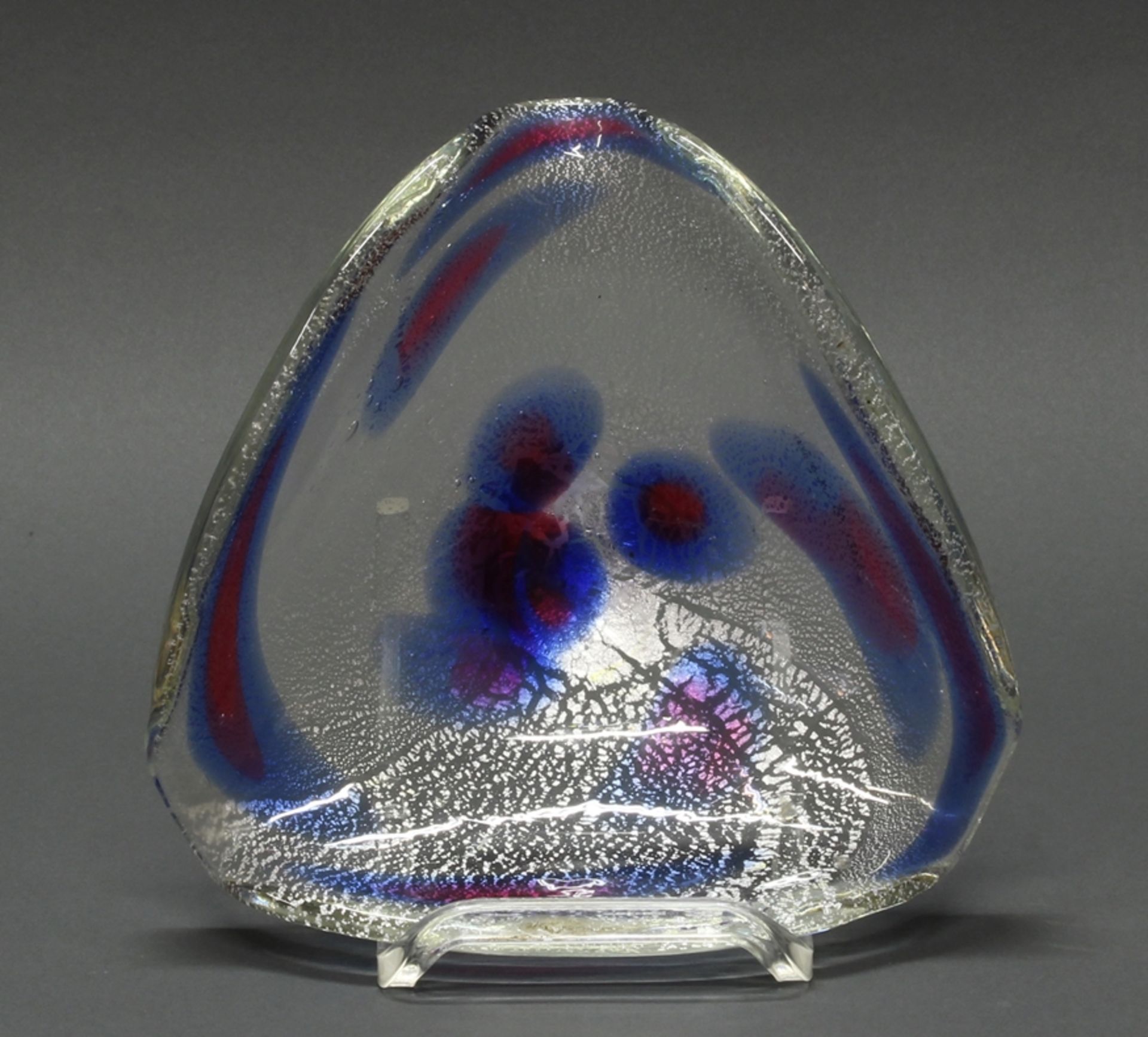 Schale, Murano, 1970er Jahre, farbloses Glas, mit blauen, roten und silbernen Einschmelzungen, drei