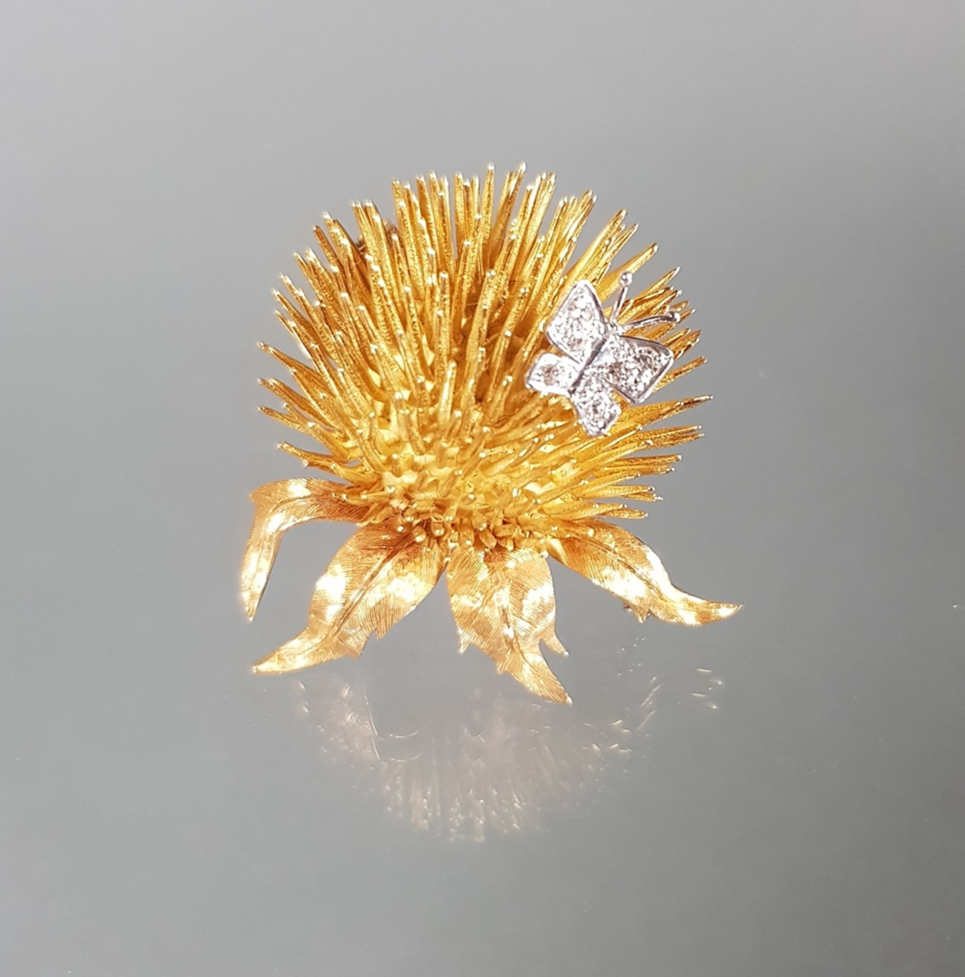 Brosche, 'Distel mit Schmetterling', WG/GG 750, 6 kleine Diamanten, 4 x 3.5 cm, 19 g - Image 2 of 2