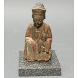 Figur, "Weibliche Gottheit mit Kind", China, 19. Jh., Holz, geschnitzt, Reste von farbiger Fassung,