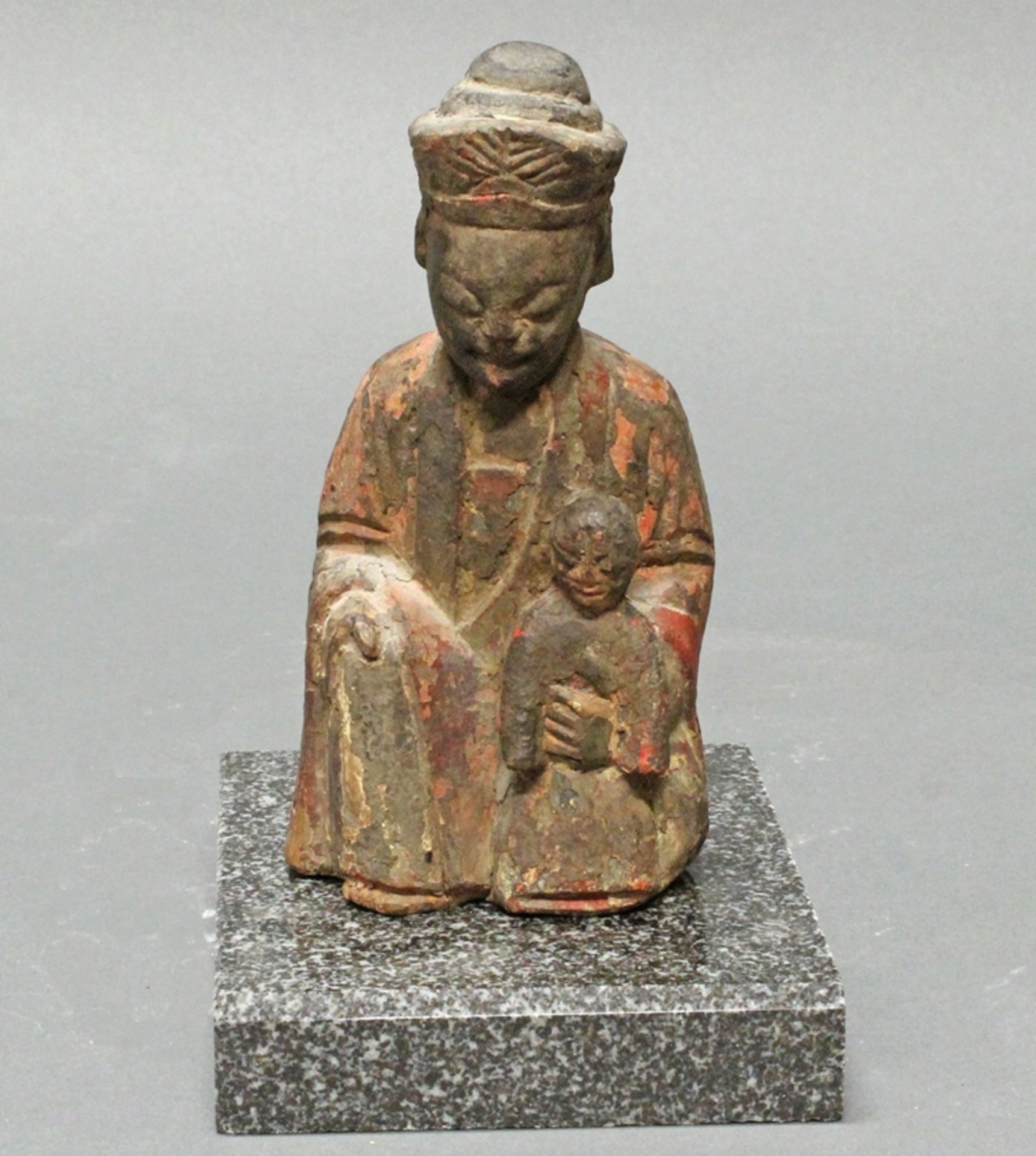 Figur, "Weibliche Gottheit mit Kind", China, 19. Jh., Holz, geschnitzt, Reste von farbiger Fassung,