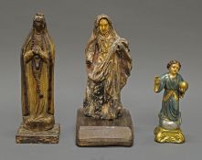 Konvolut von 3 Skulpturen, Holz bzw. Keramik, "Heilige", zwischen 22 cm und 33 cm hoch, beschädigt