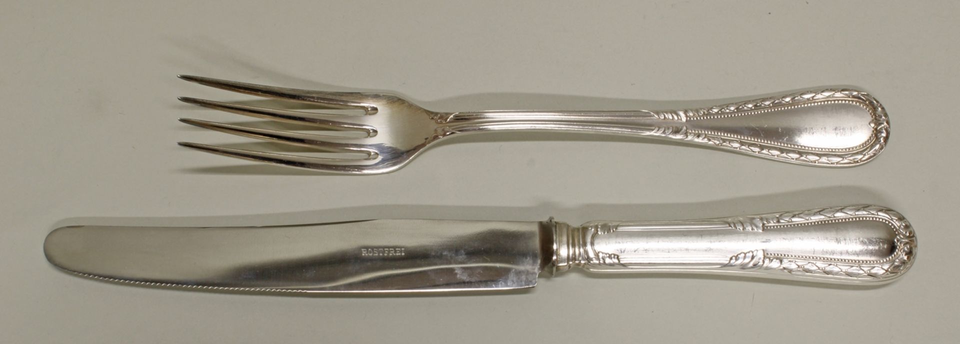 Besteck, 101-tlg., Silber 800, Koch & Bergfeld, Dekor Ludwig XVI, zus. ca. 3.515 g (ohne Messer): 1 - Bild 2 aus 3