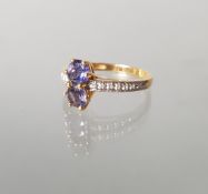 Ring, GG 750, 2 runde facettierte Tansanite, kleiner Diamantbesatz, 2 g, RM 18
