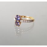 Ring, GG 750, 2 runde facettierte Tansanite, kleiner Diamantbesatz, 2 g, RM 18