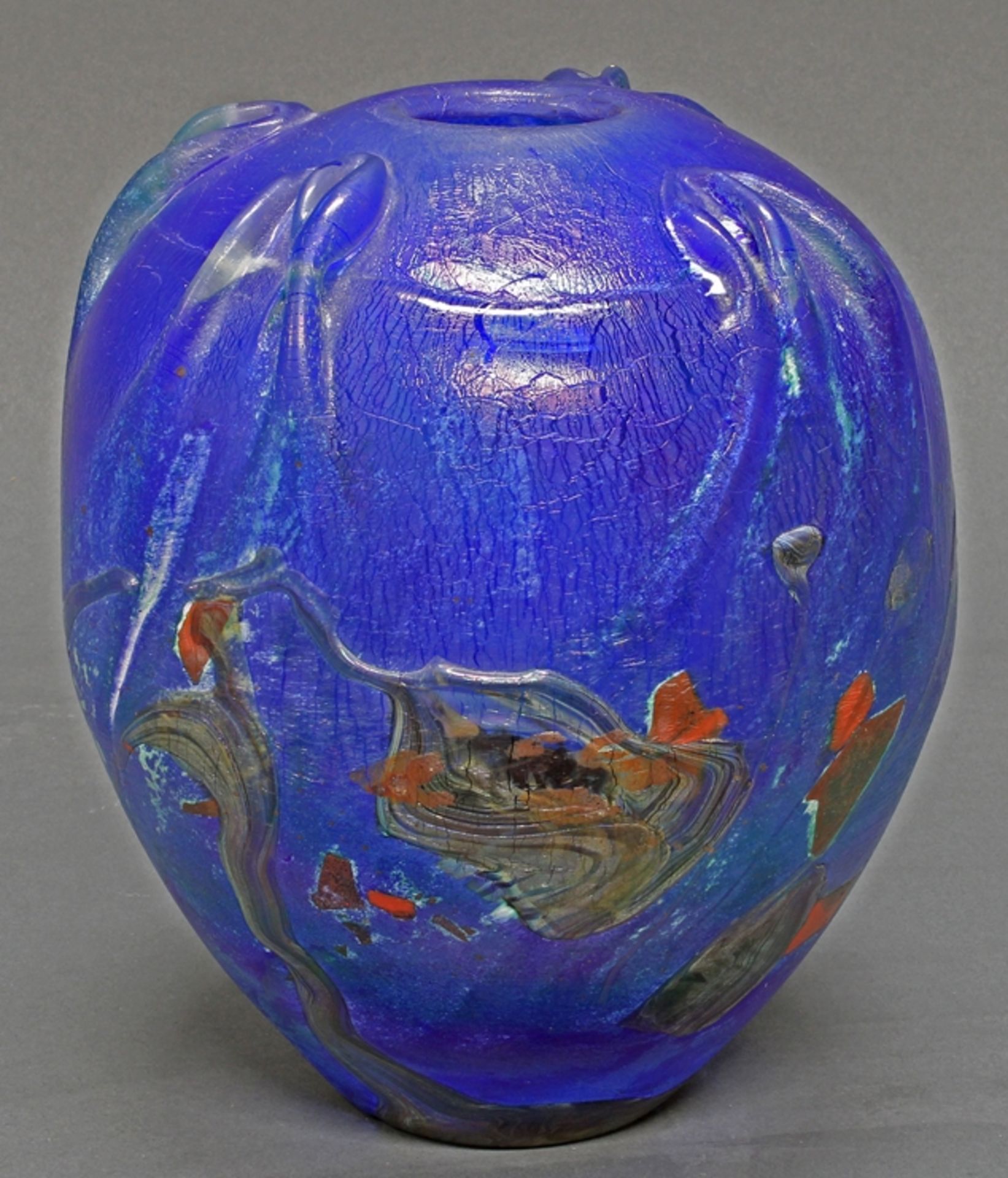 Vase, Glas, Jean-Claude Novaro, 1986, vegetabiler, farbiger Dekor auf blauem Grund, lüstrierend, si