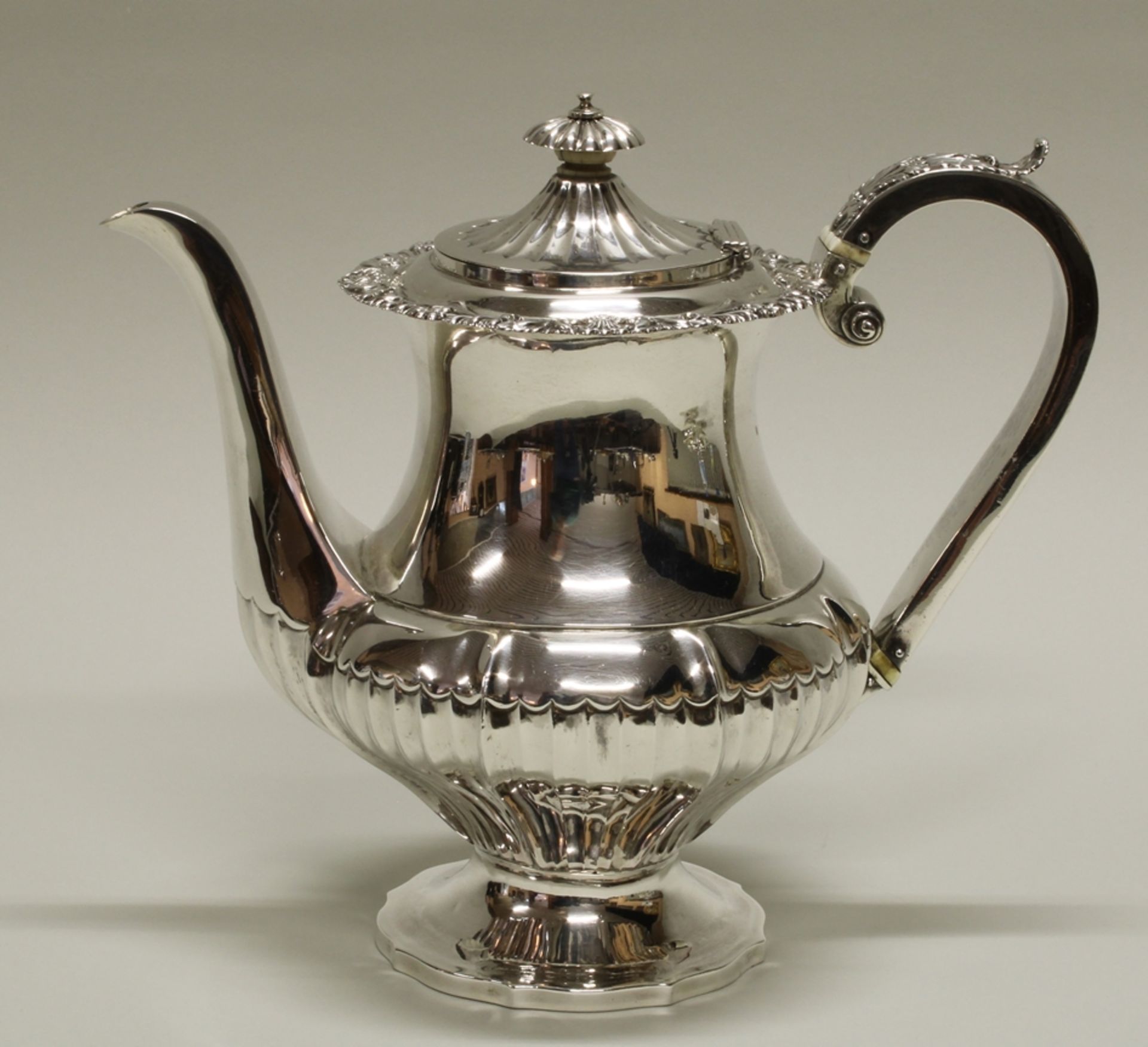 Kaffee- und Teeservice, 4-tlg., Silber 925, London, 1825/26, Edward Barton, teils innen vergoldet,  - Bild 2 aus 4
