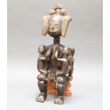 Sitzende Frauenfigur, mit zwei Kindern, auf Hocker, Elfenbeinküste, Afrika, authentisch, Holz, dunk