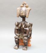 Sitzende Frauenfigur, mit zwei Kindern, auf Hocker, Elfenbeinküste, Afrika, authentisch, Holz, dunk