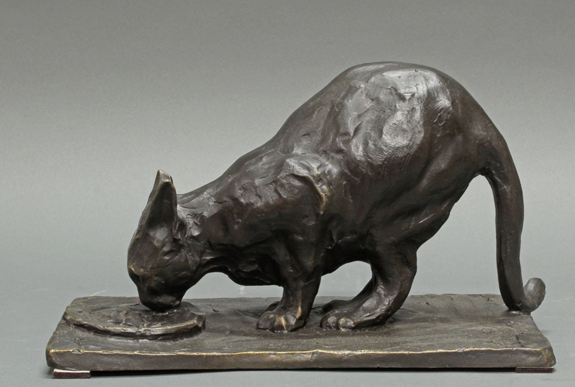 Bronze, "Schleckende Katze", neuzeitlicher Guss, 20 x 33 x 18 cm