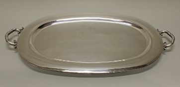 Große Platte, Silber 925, Mexiko, oval, zwei Handhaben, auf vier Füßen, 82.5 x 44.5 cm, ca. 3.550 g