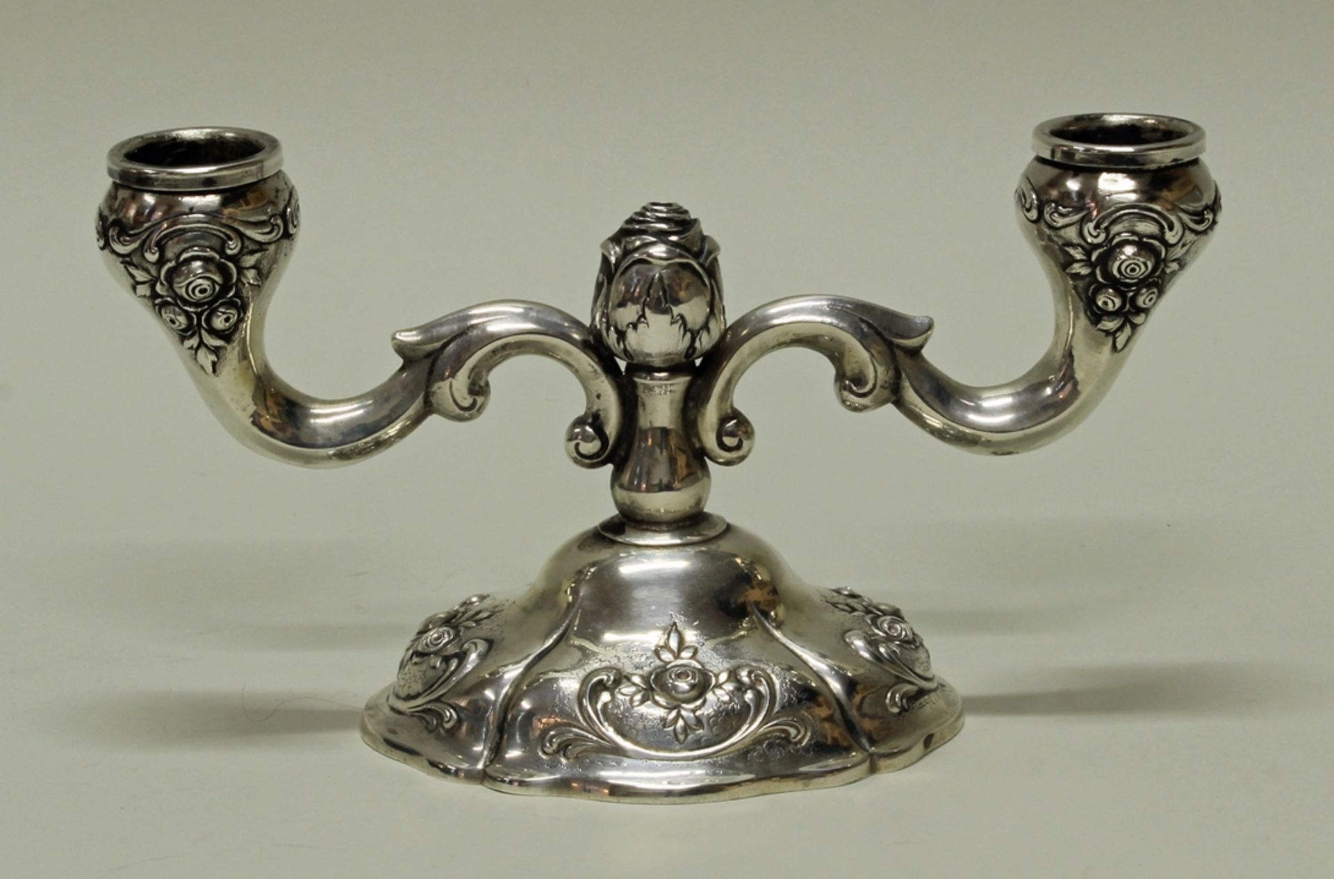 Tischleuchter, Silber 800, deutsch, reliefierte Rosenzier, zweiflammig, 11 cm hoch, ca. 235 g