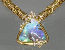 Anhänger/Brosche, GG 750, dreieckig gefasster Boulder-Opal, 23 Brillanten zus. ca. 1.20 ct., 23 g, 