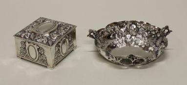 Schälchen, Silber, Pseudomarken, passig, Frucht- und Blütendekor, zwei Griffe, 4.5 cm hoch, ø ca. 1