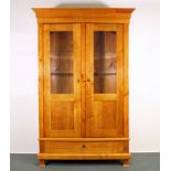 Vitrinenschrank, Biedermeier um 1825, süddeutsch, Kirschbaum, dreiseitig verglast, ein Schub im Soc