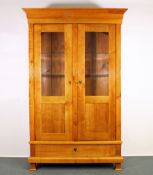 Vitrinenschrank, Biedermeier um 1825, süddeutsch, Kirschbaum, dreiseitig verglast, ein Schub im Soc