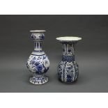 2 Vasen, Delft, 19./20. Jh., Fayence, Bodenmarken, Kalebassenform, Balusterform, Blaudekore, 35-41
