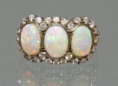 Ring, GG 750, teils weiß belötet, 3 Vollopal-Cabochons, 28 Besatz-Diamanten, 5 g, RM 18.5