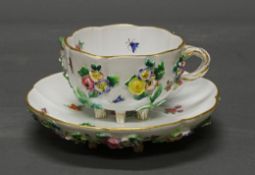 Tasse mit Untertasse, Meissen, Schwertermarke, 1850-1924, 1. Wahl, plastische Blüten, polychrom und