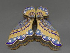 Deckeldose, "Schmetterling", wohl Frankreich, 20. Jh., Messing, farbiger Cloisonné-Dekor mit Blüten
