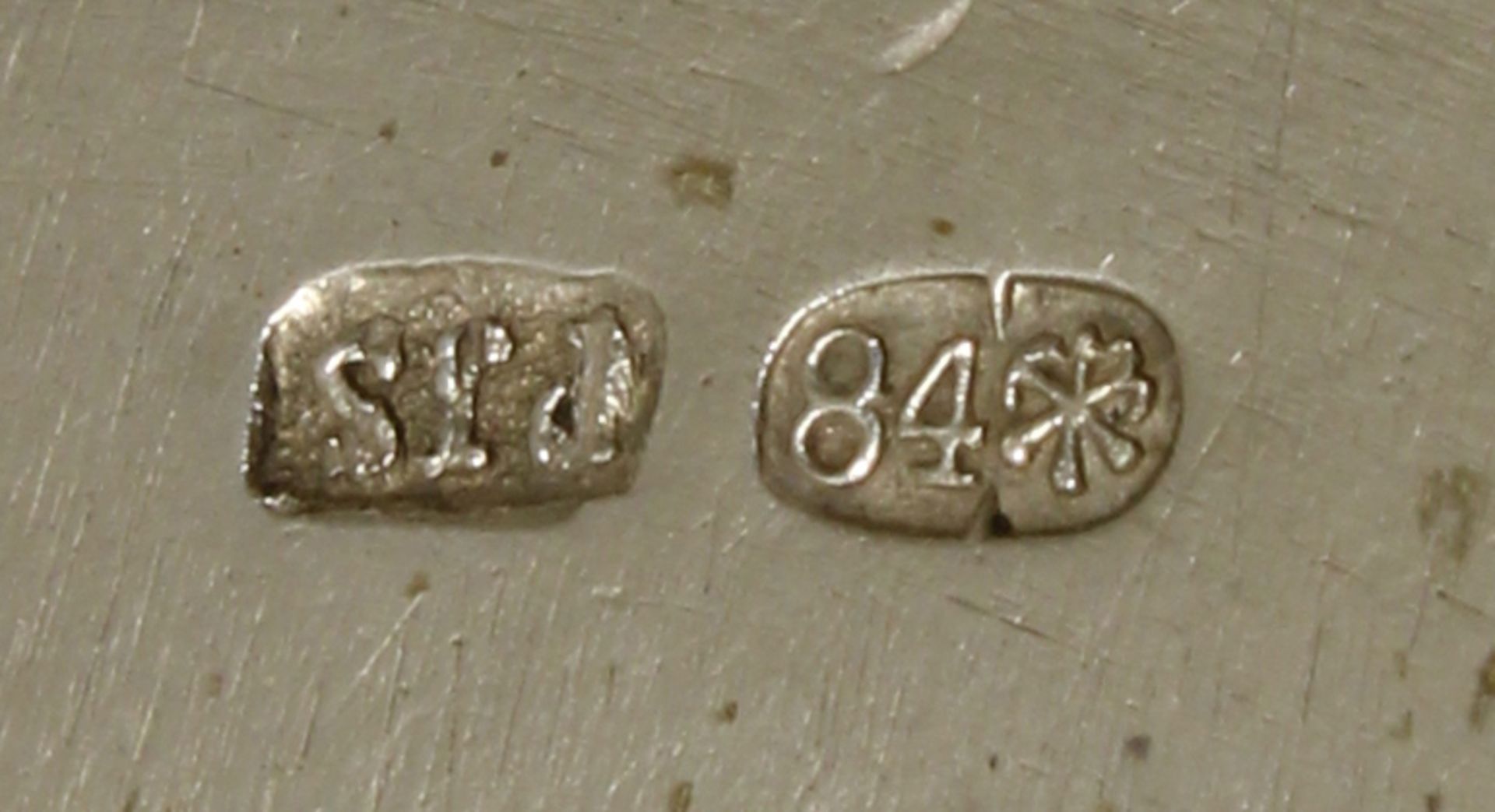 Henkelschale, Silber 84, St. Petersburg, 19. Jh., oval, glatt, beweglicher Bügelhenkel, graviertes  - Bild 3 aus 3