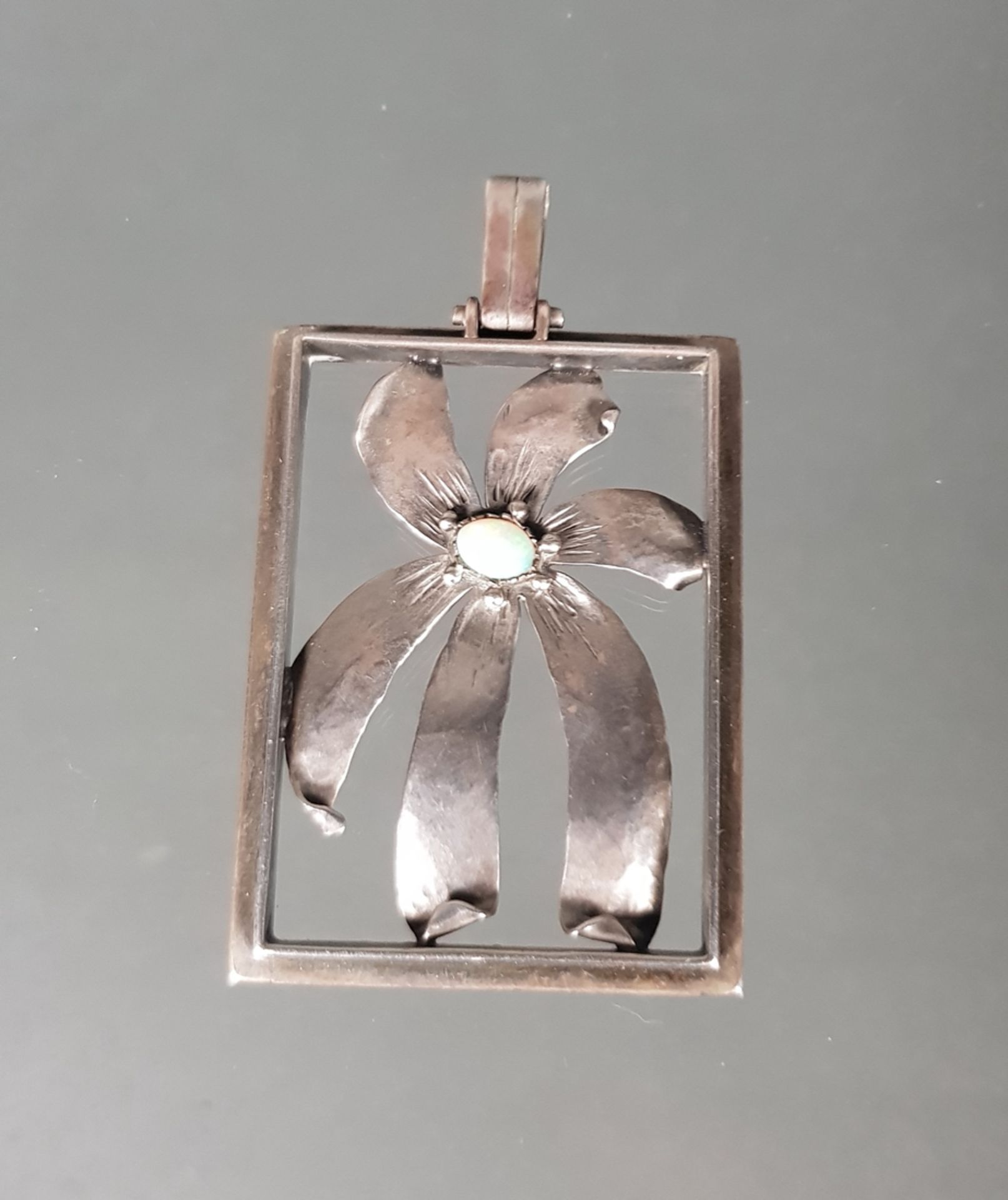 Design-Anhänger, 'Blüte', gepunzt MJ-Modell, Silber 835, kleiner Vollopal-Cabochon, 5 x 3.7 cm, 13