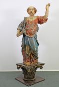 Skulptur, Holz geschnitzt, "Hl. Petrus (?)", 17./18. Jh., Kapitel als Sockel, H. 86 bzw. 126 cm, Fa