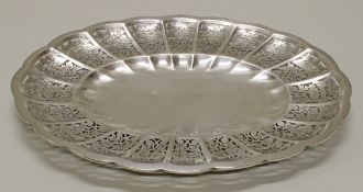 Schale, Silber, oval, durchbrochener Rand mit Weinlaub, auf vier Füßen, 32.8 x 24.3 cm, ca. 425 g, 