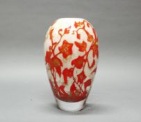 Vase, "Floating Flowers", Kosta Boda, Nr. 7040415, farbloses Glas, rot-beige-weiß hinterfangen, Mod