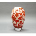 Vase, "Floating Flowers", Kosta Boda, Nr. 7040415, farbloses Glas, rot-beige-weiß hinterfangen, Mod