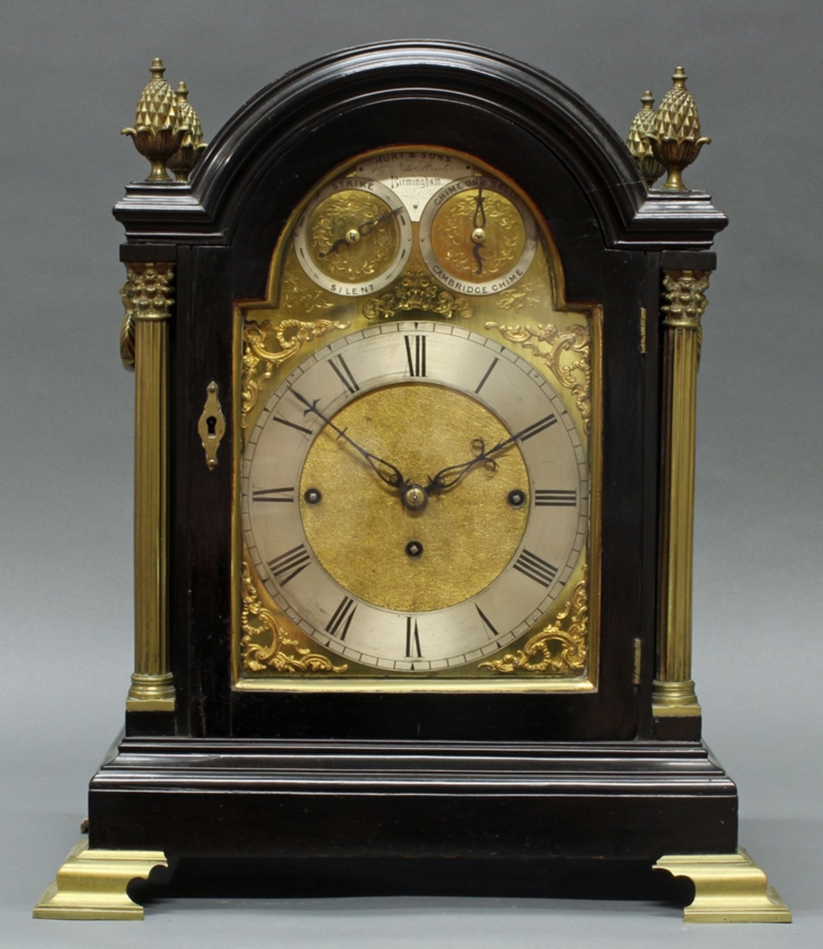 Bracket Clock, England, Mitte 19. Jh., signiert Hurt & Sons, 187 New Street, Birmingham, schwarzes