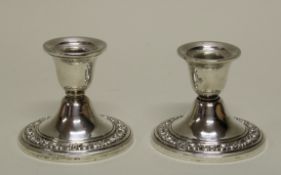 Paar Kerzenhalter, Silber 925, je einflammig, Ranken- und Blütenzier, geschwert, 7.5 cm hoch, Delle