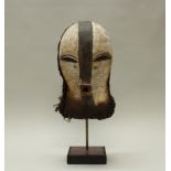 Maske, Songye, Zaïre, Afrika, authentisch, Holz, teils geweißt, 42 cm hoch, auf Sockel