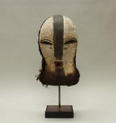 Maske, Songye, Zaïre, Afrika, authentisch, Holz, teils geweißt, 42 cm hoch, auf Sockel