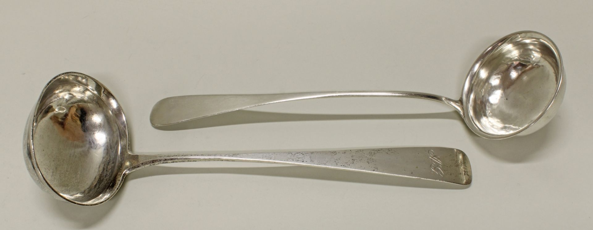 2 Suppenkellen, Silber, Hamburg, 19. Jh., Meistermarken ICS bzw. Giese, 1x Monogramm, ca. 33 cm hoc