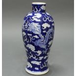 Balustervase, China, 19. Jh., Porzellan, blau-weißer Dekor, Drachen auf Wolkengrund, am Boden Vierz