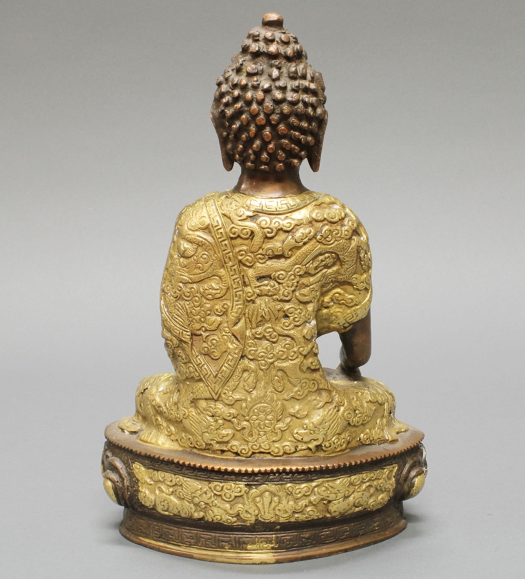 Sitzender Buddha, Nepal, 20. Jh., Messingbronze, teils vergoldet, die Hände in mudra, auf Lotossock - Bild 2 aus 2