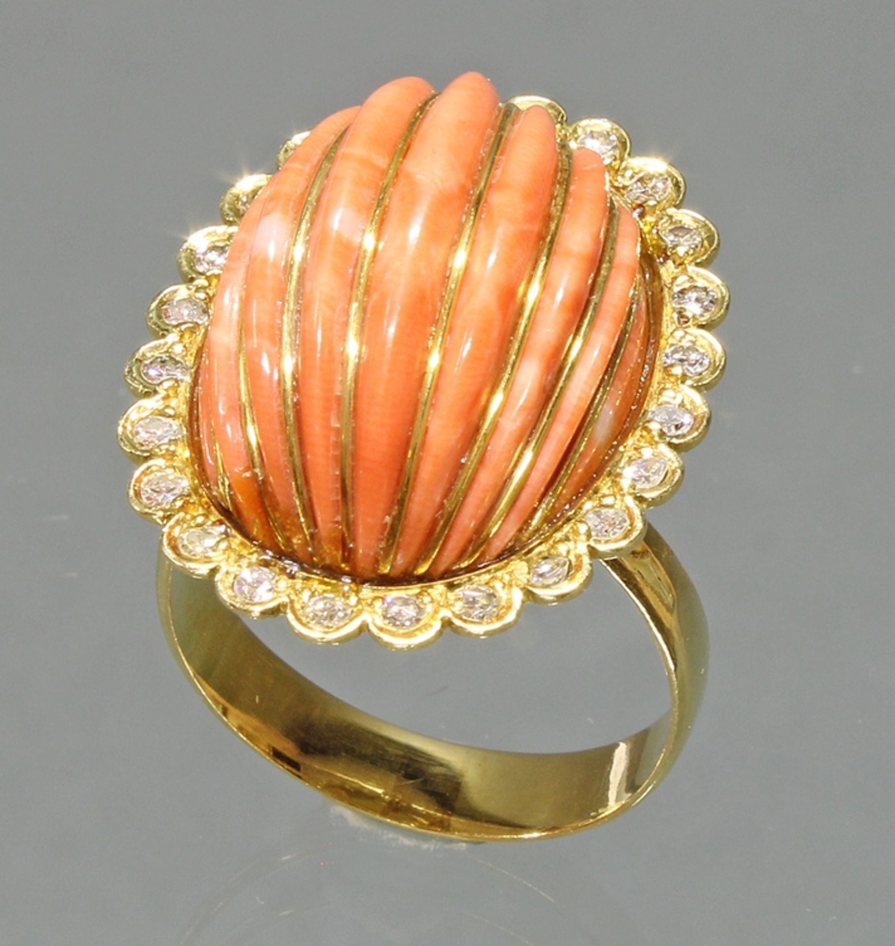 Ring, GG 585, 1 geschnittener und mit Golddraht belegter Korall-Cabochon, 24 Besatz-Diamanten, 10 g - Image 2 of 2