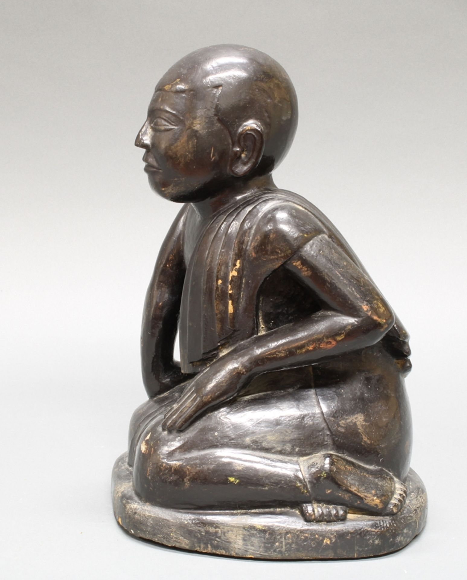 Figur, "Kniender Mönch", Burma, 19./20. Jh., Holz, schwarz lackiert, 35 cm hoch - Bild 2 aus 3