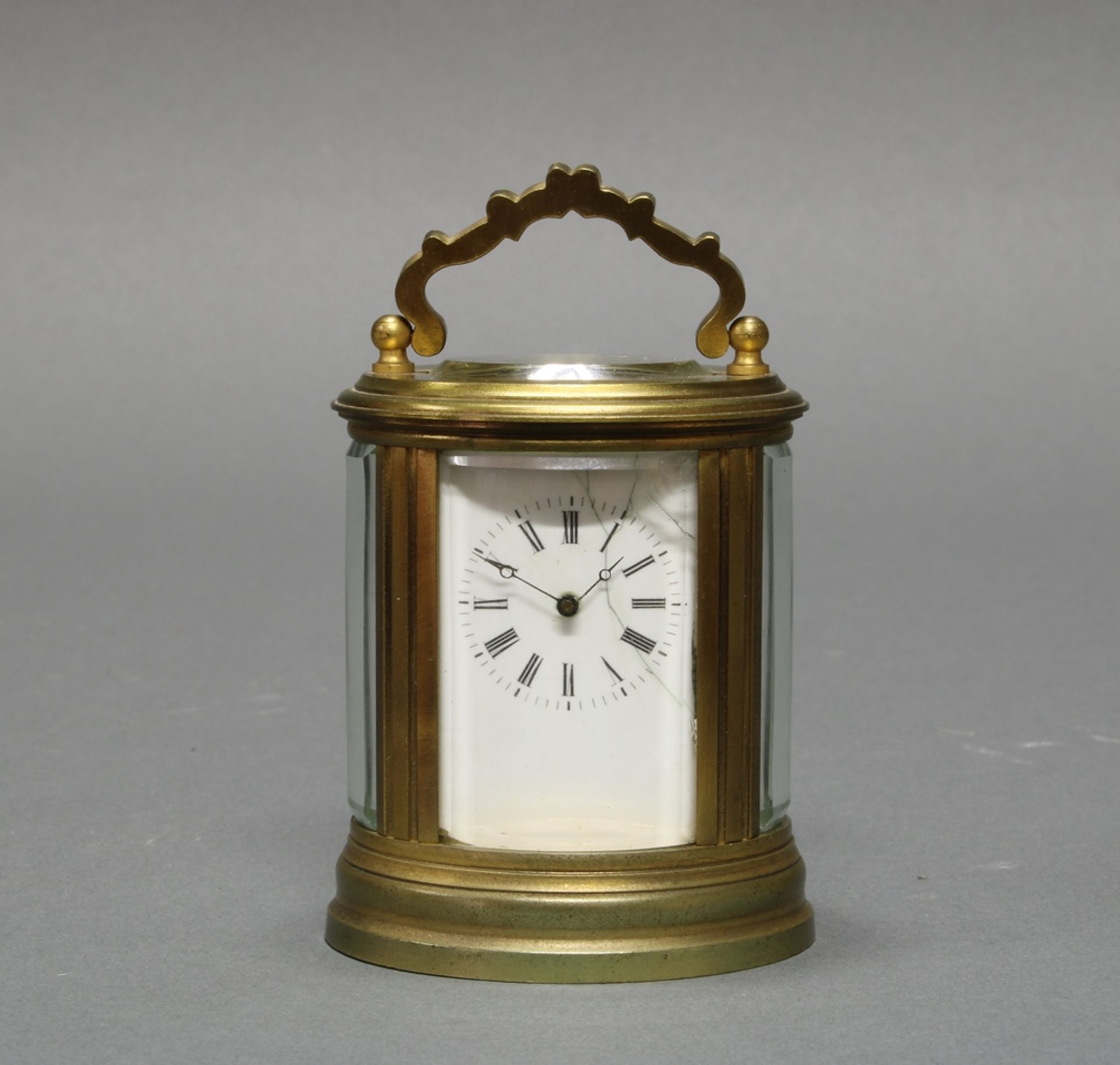 Miniatur-Reiseuhr, Frankreich, um 1870, ovales Messinggehäuse, fünfseitig verglast, weißes Email-Zi