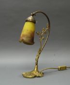 Tischlampe, Messing, Blattzier, mit einem farbigen Glasschirm von Muller Frères, einflammig, 42 cm 