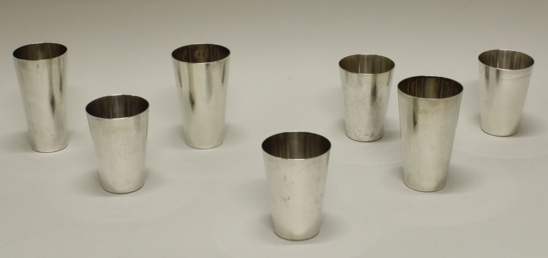 3 Becher, Silber 800/835, deutsch, konisch, glatt, verschieden, 1x mit Gravur 12.8-13.5 cm hoch, zu