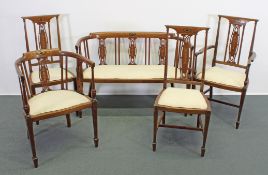 Filigrane Jugendstil-Sitzgruppe, fünfteilig, um 1900, Mahagoni: zwei Stühle, ein Armlehnstuhl, ein 