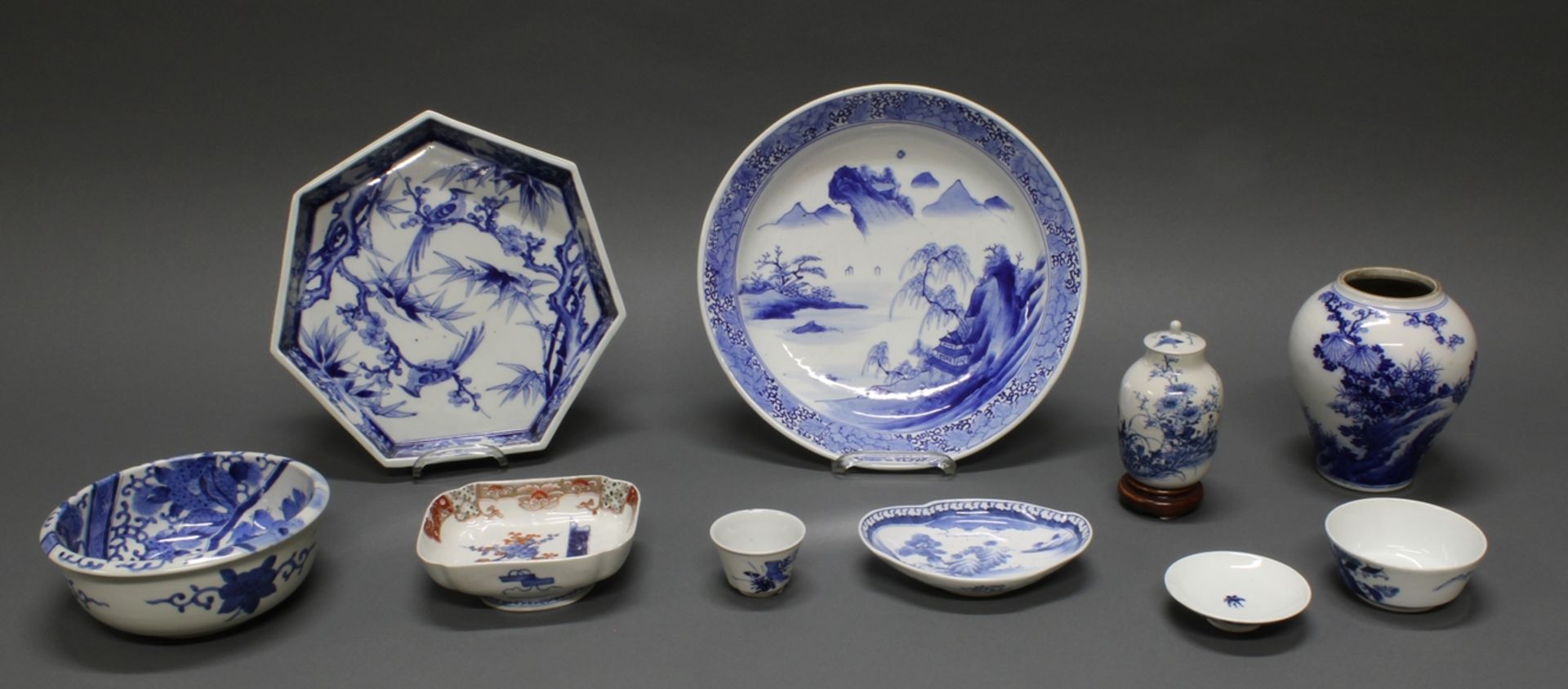 Konvolut, 9-tlg., Japan, 2. Hälfte 19. Jh., Porzellan, Arita, meist Blau-Weiß-Dekore, 3.5-16 cm hoc