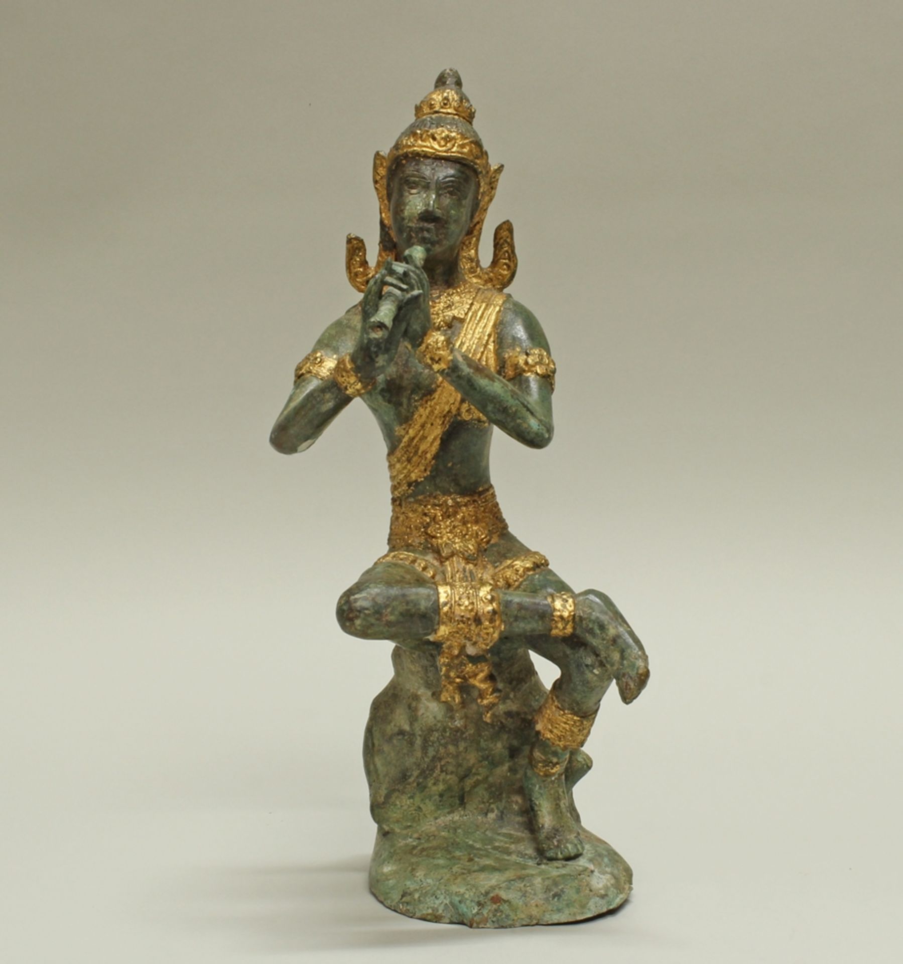 Figur, "Flötenspielerin", Thailand, neuzeitlich, Bronze, grünlich und golden patiniert, 36 cm hoch