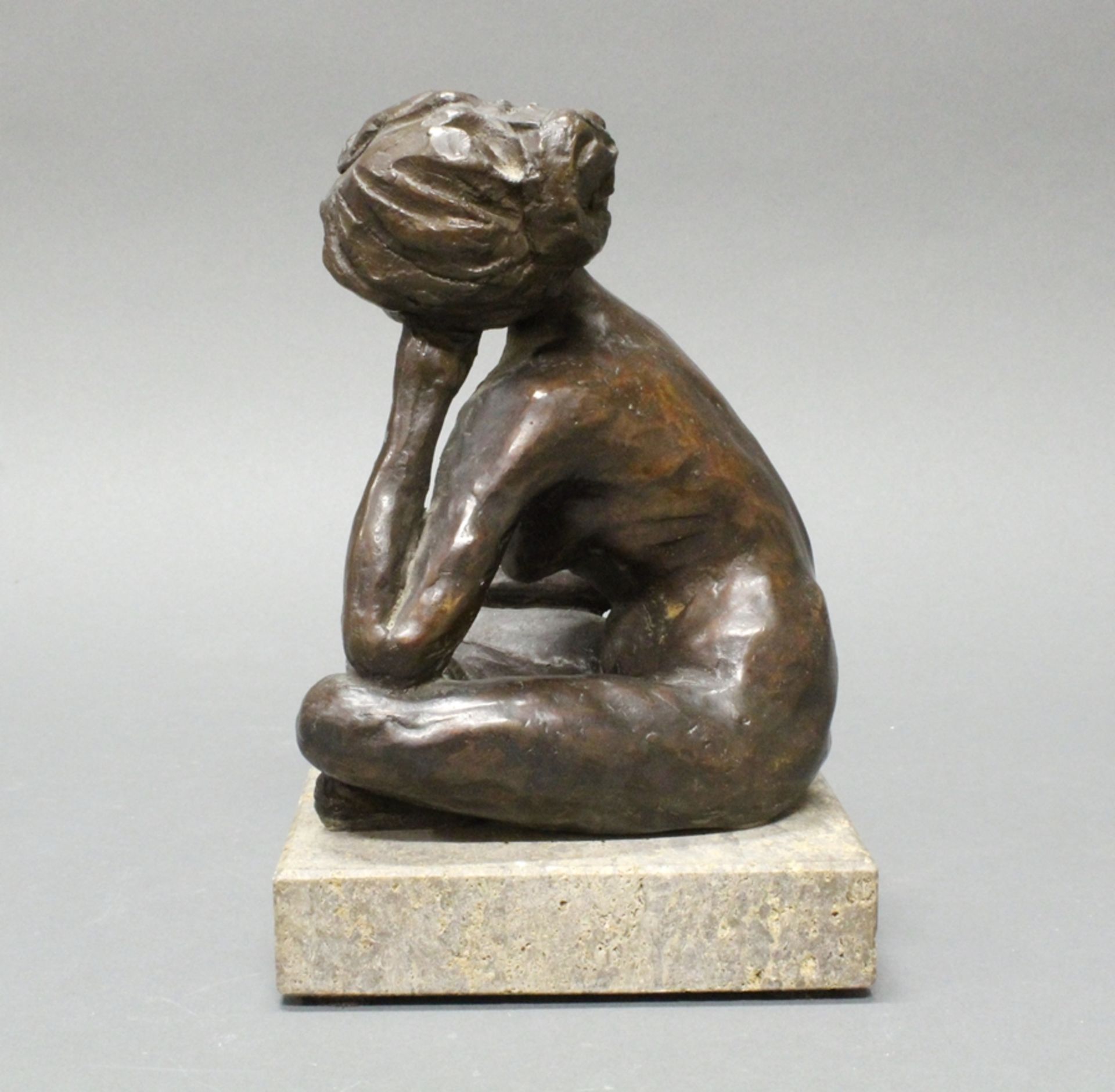 Bronze, dunkelbraun patiniert, "Sitzende", 20. Jh., auf Sockel, 17 cm bzw. 20 cm hoch, verso Metall - Image 2 of 4